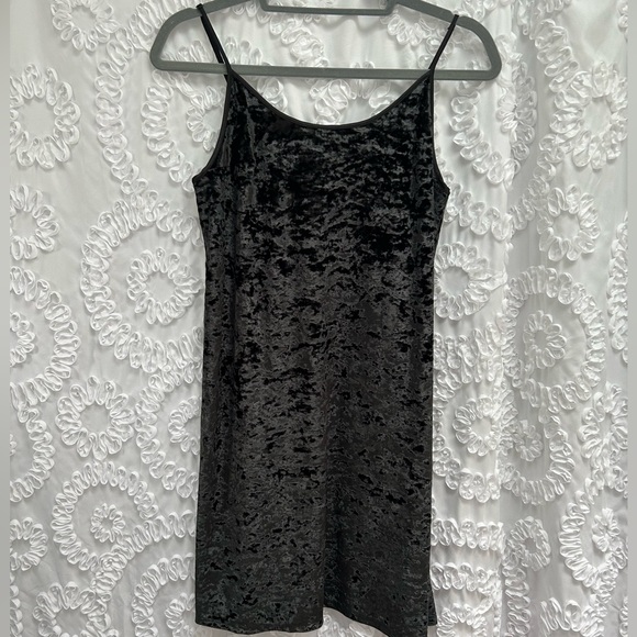 Victoria’s Secret Black Crushed Velvet Slip - Picture 1 of 2